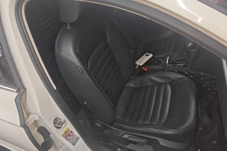 Used Volkswagen Lamando 2017 280TSI DSG Comfort Edition Right Front Seat