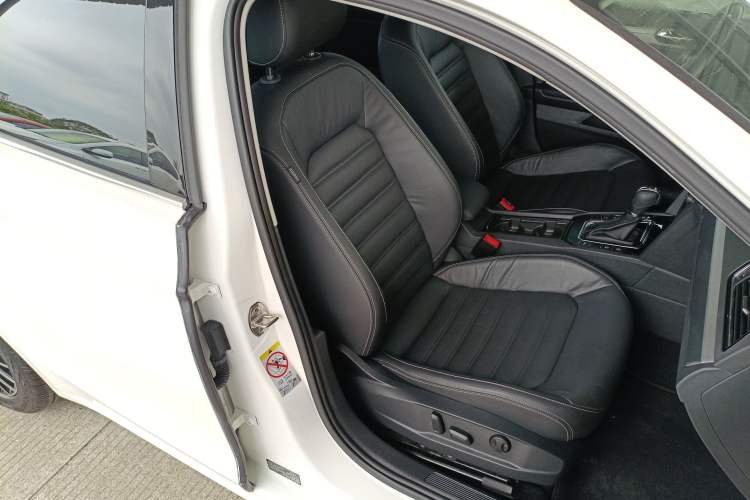 Used Volkswagen Lamando 2017 280TSI DSG Luxury Edition Right Front Seat