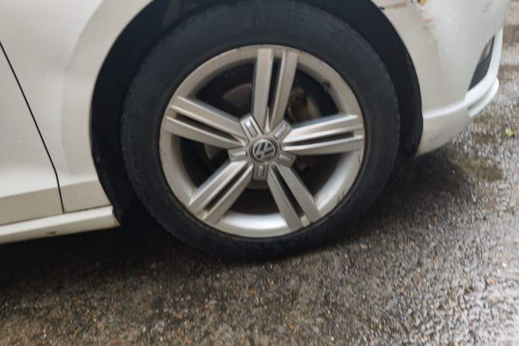 Used Volkswagen Lamando 2017 280TSI DSG Comfort Edition Right Front Wheel Hub