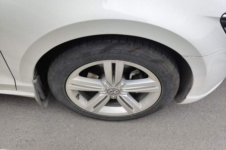 Used Volkswagen Lamando 2017 280TSI DSG Comfort Edition Right Front Wheel Hub