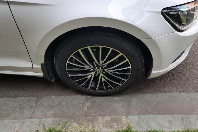 Used Volkswagen Lamando 2017 280TSI DSG Luxury Edition Right Front Wheel Hub