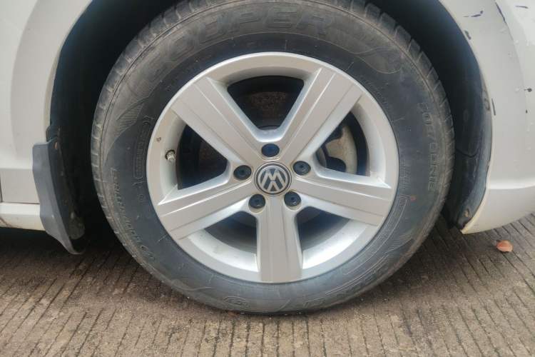 Used Volkswagen Lamando 2017 230TSI Manual Trend Edition Right Front Wheel Hub