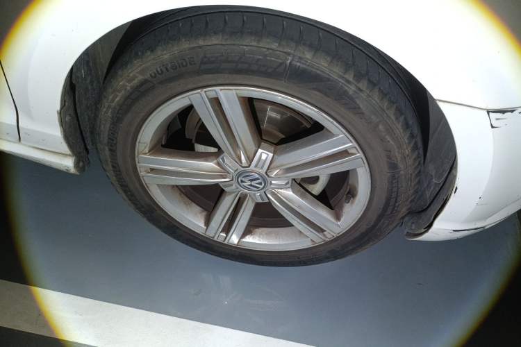 Used Volkswagen Lamando 2017 280TSI DSG Comfort Edition Right Front Wheel Hub