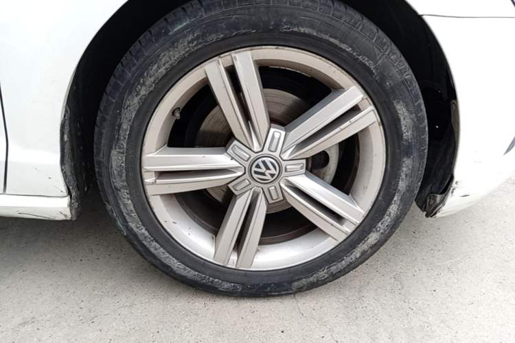 Used Volkswagen Lamando 2017 280TSI DSG Comfort Edition Right Front Wheel Hub