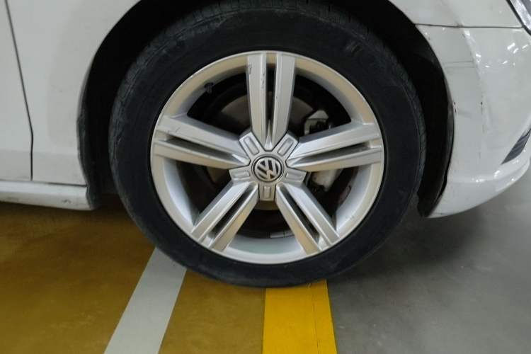 Used Volkswagen Lamando 2017 280TSI DSG Comfort Edition Right Front Wheel Hub