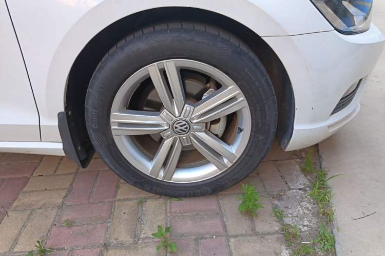 Used Volkswagen Lamando 2017 280TSI DSG Comfort Edition Right Front Wheel Hub