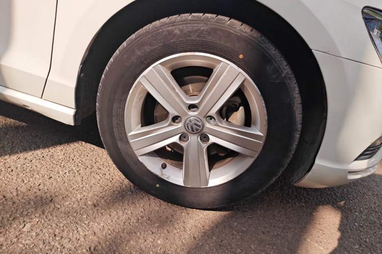 Used Volkswagen Lamando 2017 230TSI DSG Fashion Edition Right Front Wheel Hub