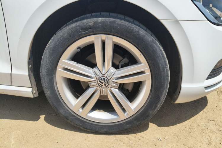 Used Volkswagen Lamando 2017 280TSI DSG Comfort Edition Right Front Wheel Hub