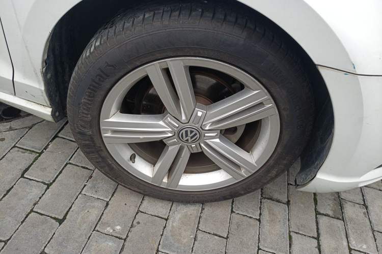 Used Volkswagen Lamando 2017 280TSI DSG Comfort Edition Right Front Wheel Hub