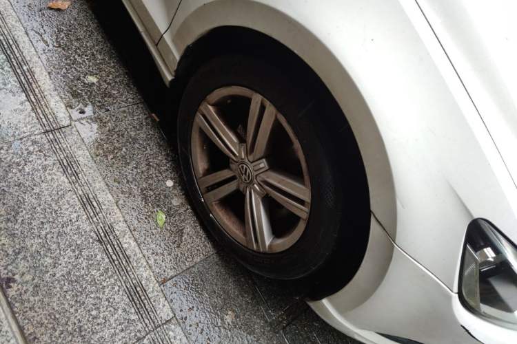 Used Volkswagen Lamando 2017 280TSI DSG Comfort Edition Right Front Wheel Hub