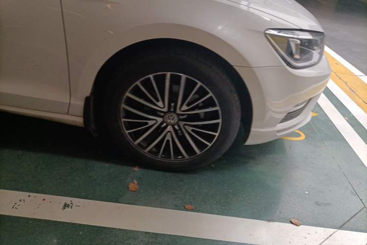 Used Volkswagen Lamando 2017 280TSI DSG Luxury Edition Right Front Wheel Hub