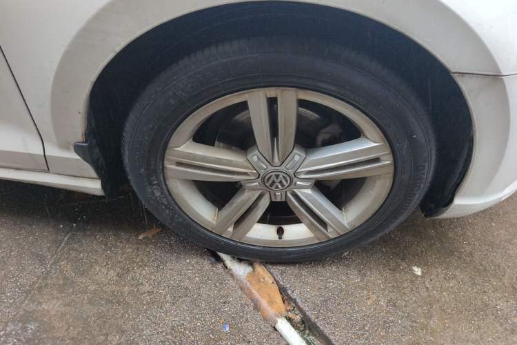 Used Volkswagen Lamando 2017 280TSI DSG Comfort Edition Right Front Wheel Hub