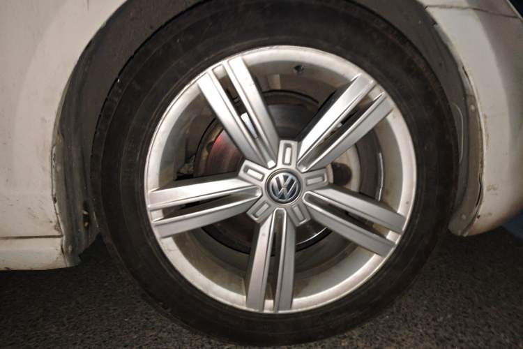 Used Volkswagen Lamando 2017 280TSI DSG Comfort Edition Right Front Wheel Hub