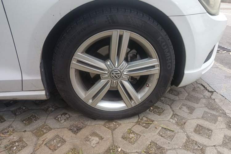 Used Volkswagen Lamando 2017 280TSI DSG Comfort Edition Right Front Wheel Hub