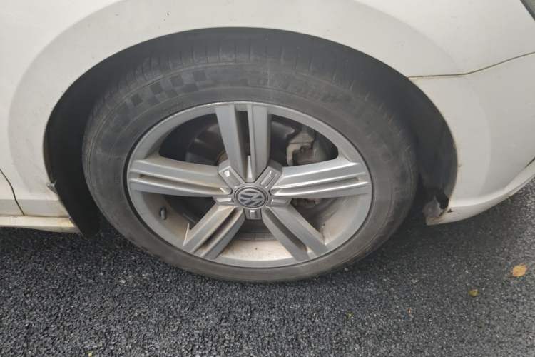 Used Volkswagen Lamando 2017 280TSI DSG Comfort Edition Right Front Wheel Hub