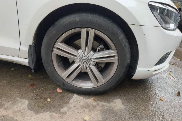 Used Volkswagen Lamando 2017 280TSI DSG Comfort Edition Right Front Wheel Hub