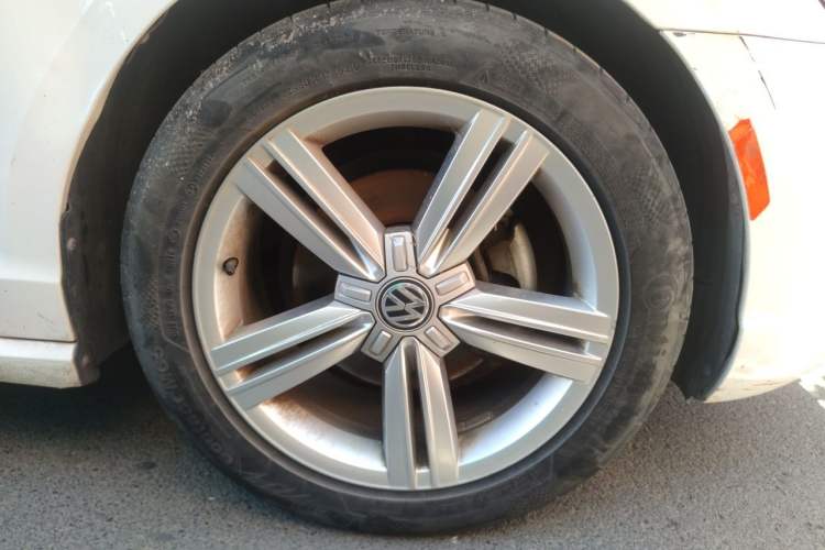 Used Volkswagen Lamando 2017 280TSI DSG Comfort Edition Right Front Wheel Hub