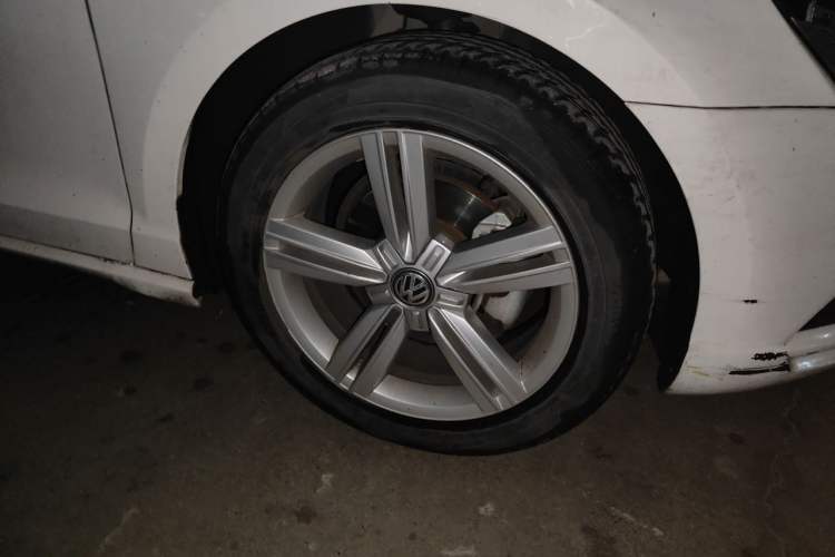 Used Volkswagen Lamando 2017 280TSI DSG Comfort Edition Right Front Wheel Hub
