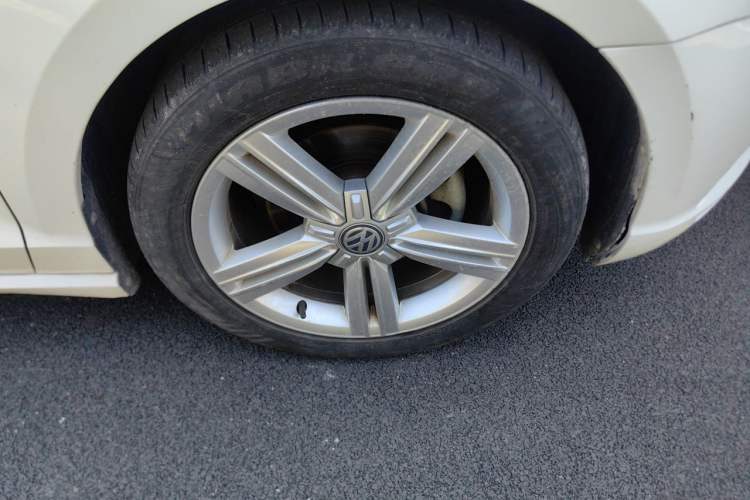 Used Volkswagen Lamando 2017 280TSI DSG Comfort Edition Right Front Wheel Hub