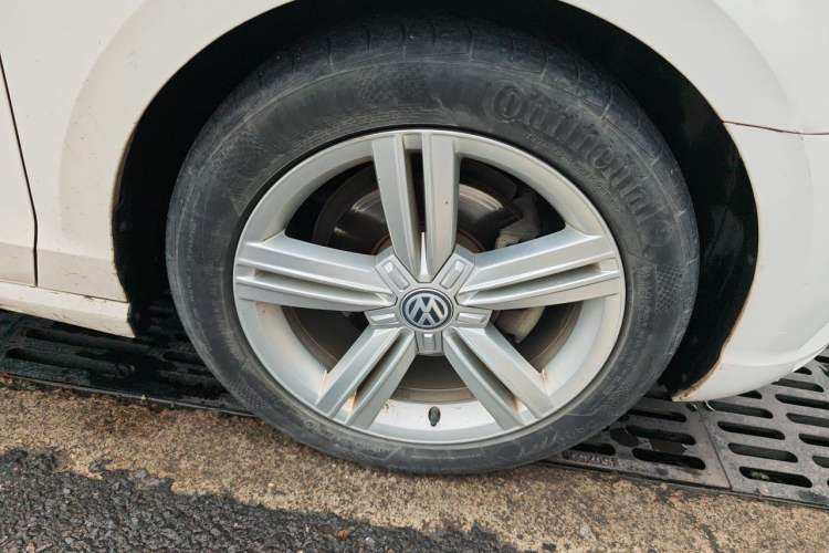 Used Volkswagen Lamando 2017 280TSI DSG Comfort Edition Right Front Wheel Hub