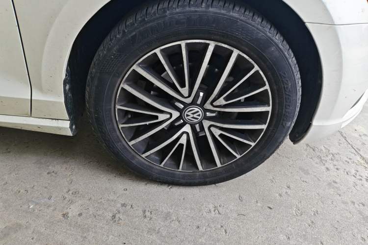 Used Volkswagen Lamando 2017 280TSI DSG Luxury Edition Right Front Wheel Hub