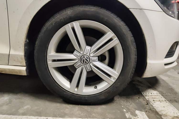 Used Volkswagen Lamando 2017 280TSI DSG Comfort Edition Right Front Wheel Hub