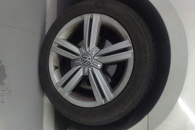 Used Volkswagen Lamando 2017 280TSI DSG Comfort Edition Right Front Wheel Hub