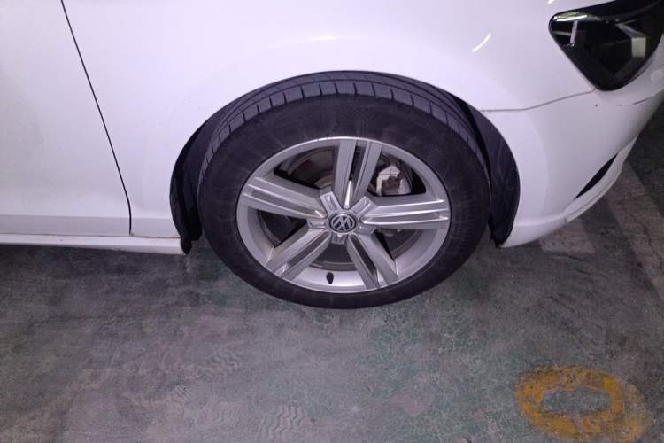 Used Volkswagen Lamando 2017 280TSI DSG Comfort Edition Right Front Wheel Hub
