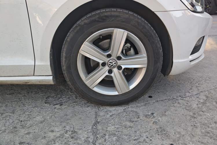 Used Volkswagen Lamando 2017 230TSI DSG Fashion Edition Right Front Wheel Hub