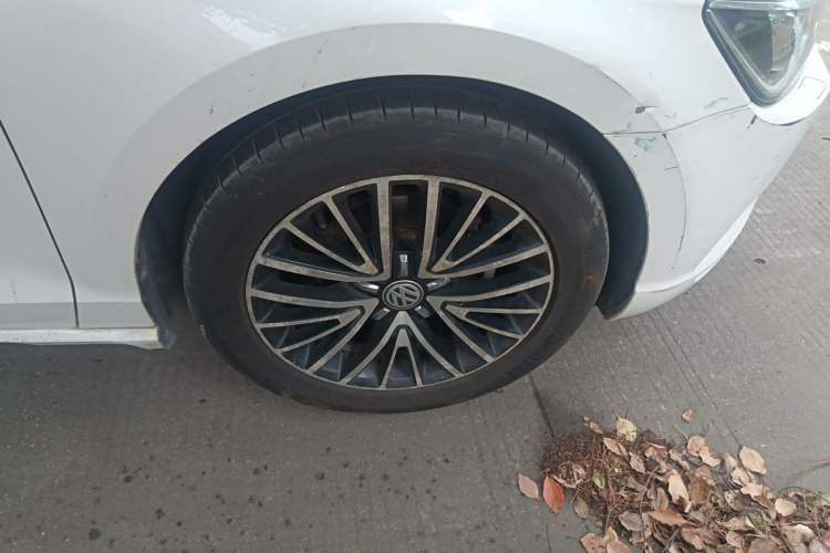 Used Volkswagen Lamando 2017 280TSI DSG Luxury Edition Right Front Wheel Hub