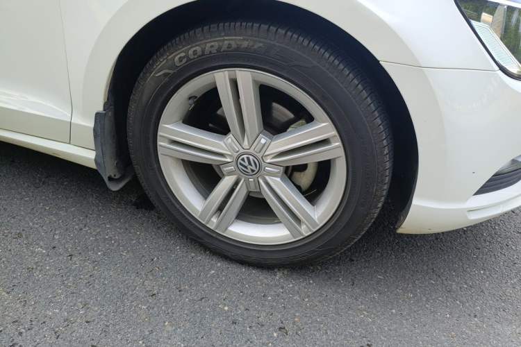 Used Volkswagen Lamando 2017 280TSI DSG Comfort Edition Right Front Wheel Hub