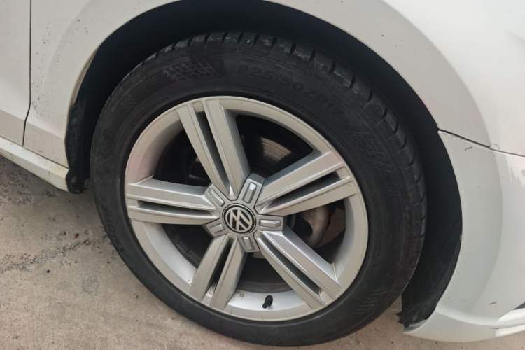 Used Volkswagen Lamando 2017 280TSI DSG Comfort Edition Right Front Wheel Hub