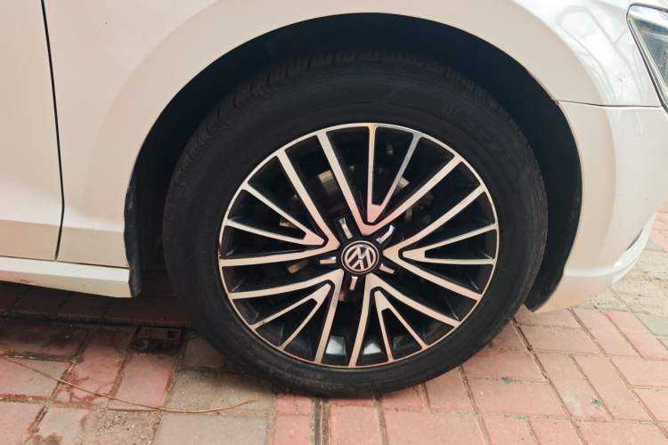 Used Volkswagen Lamando 2017 280TSI DSG Luxury Edition Right Front Wheel Hub