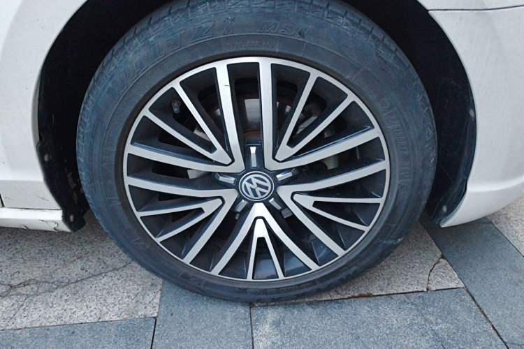 Used Volkswagen Lamando 2017 280TSI DSG Luxury Edition Right Front Wheel Hub