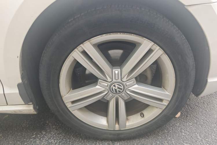 Used Volkswagen Lamando 2017 280TSI Manual Comfort Edition Right Front Wheel Hub