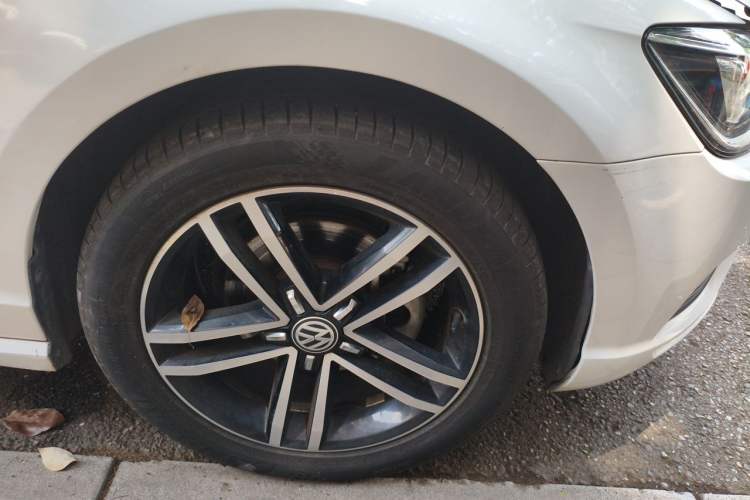 Used Volkswagen Lamando 2017 280TSI DSG Luxury Edition Right Front Wheel Hub