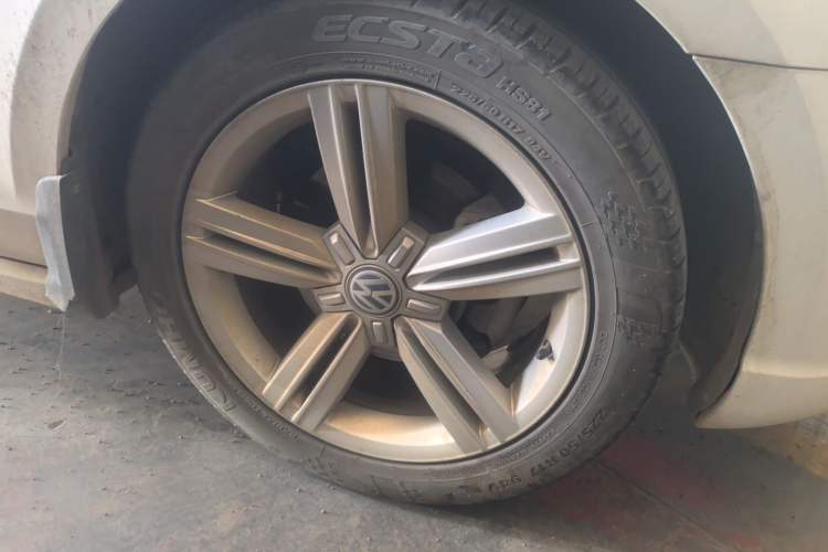 Used Volkswagen Lamando 2017 280TSI DSG Comfort Edition Right Front Wheel Hub