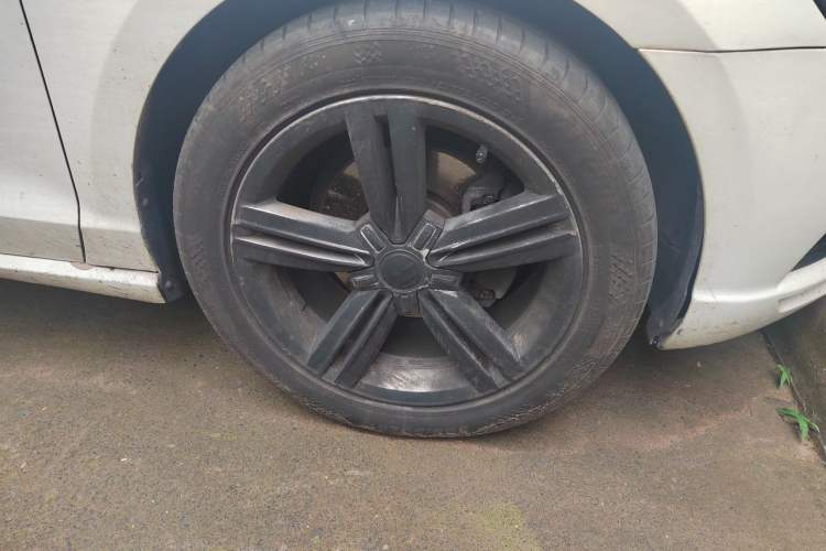 Used Volkswagen Lamando 2017 280TSI DSG Comfort Edition Right Front Wheel Hub