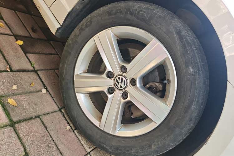 Used Volkswagen Lamando 2017 230TSI Manual Trend Edition Right Front Wheel Hub