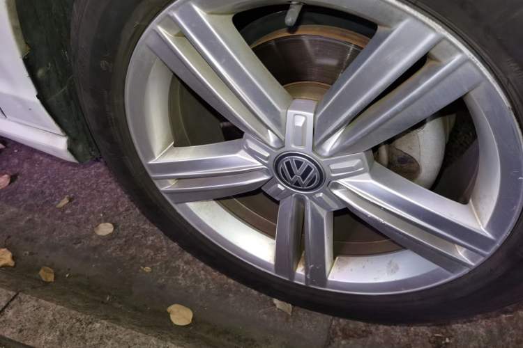 Used Volkswagen Lamando 2017 280TSI DSG Comfort Edition Right Front Wheel Hub