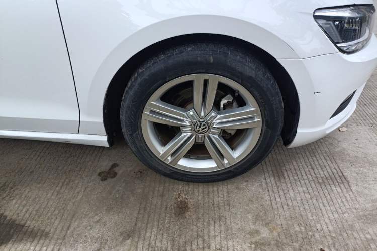 Used Volkswagen Lamando 2017 280TSI DSG Comfort Edition Right Front Wheel Hub
