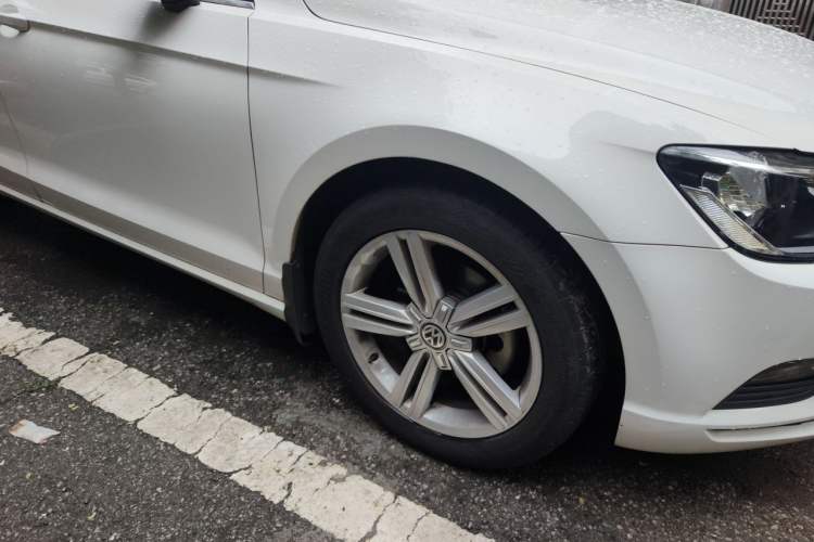 Used Volkswagen Lamando 2017 280TSI DSG Comfort Edition Right Front Wheel Hub