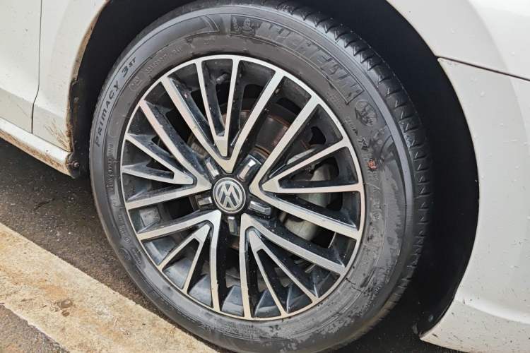 Used Volkswagen Lamando 2017 280TSI DSG Luxury Edition Right Front Wheel Hub