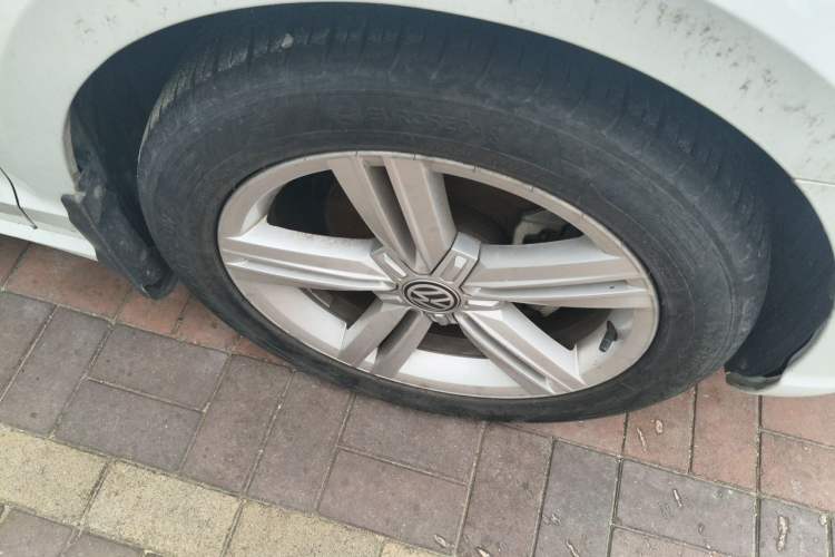 Used Volkswagen Lamando 2017 280TSI Manual Comfort Edition Right Front Wheel Hub