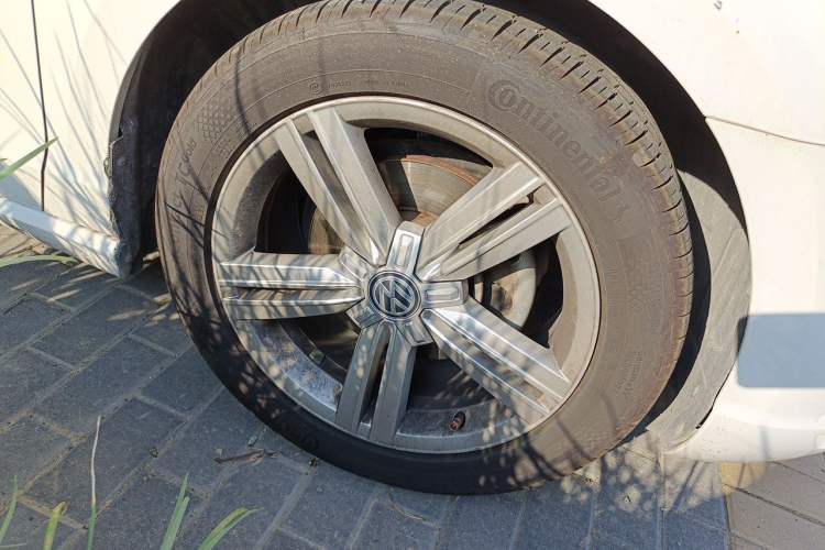 Used Volkswagen Lamando 2017 280TSI DSG Comfort Edition Right Front Wheel Hub