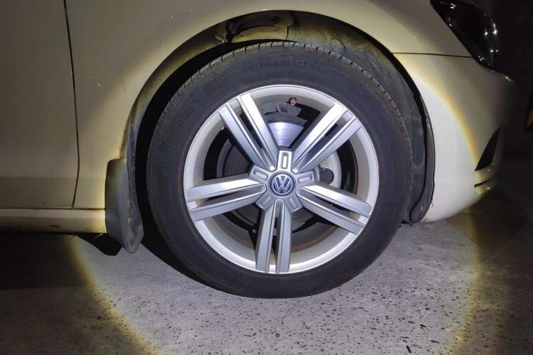 Used Volkswagen Lamando 2017 280TSI DSG Comfort Edition Right Front Wheel Hub