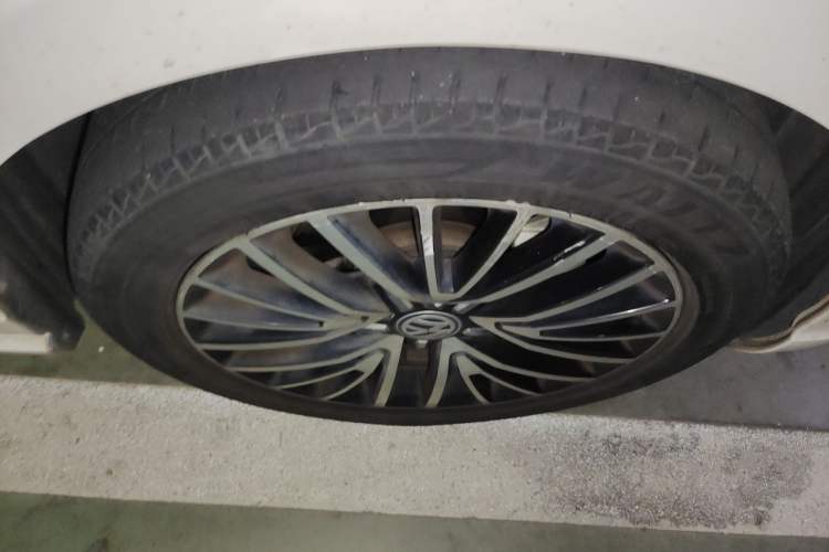 Used Volkswagen Lamando 2017 280TSI DSG Luxury Edition Right Front Wheel Hub