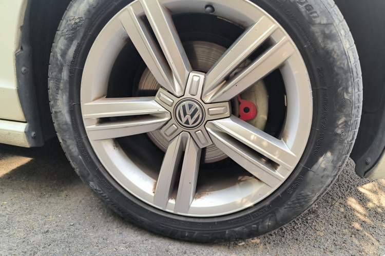 Used Volkswagen Lamando 2017 280TSI DSG Comfort Edition Right Front Wheel Hub