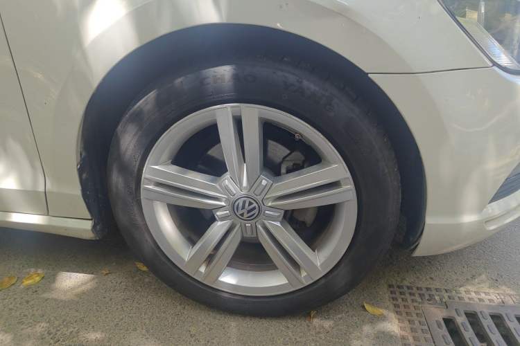 Used Volkswagen Lamando 2017 280TSI DSG Comfort Edition Right Front Wheel Hub