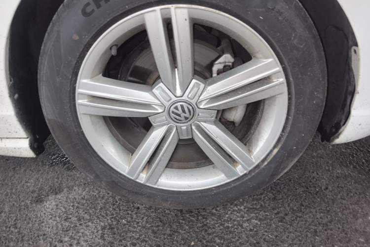 Used Volkswagen Lamando 2017 280TSI DSG Comfort Edition Right Front Wheel Hub